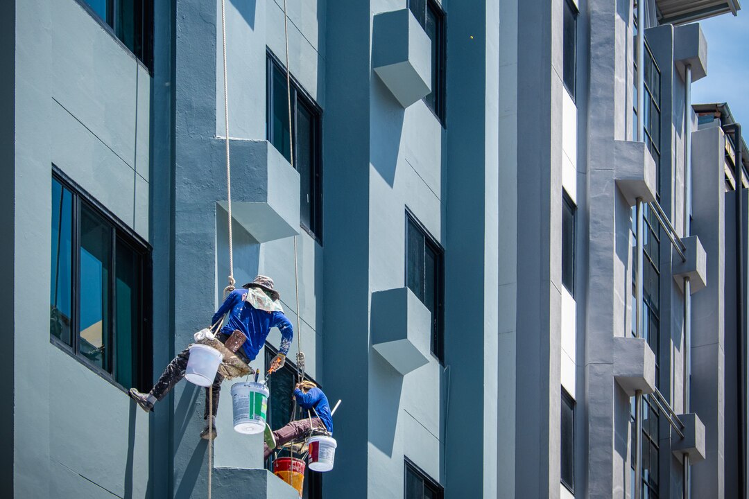 2-painters-are-hanging-ropes_33910-289