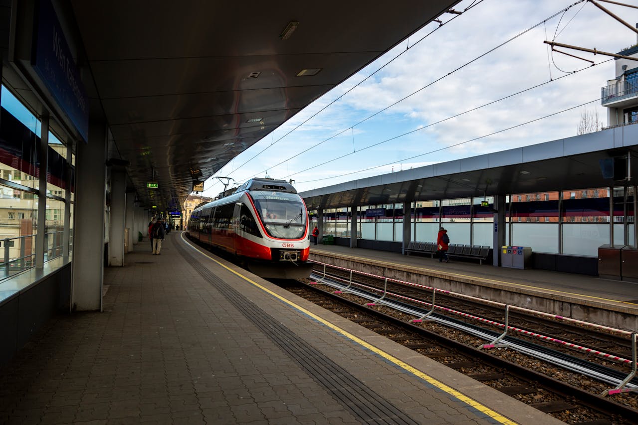 pexels-valentin-ivantsov-2154772556-33983934