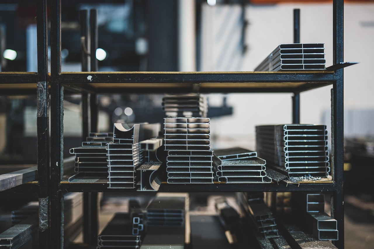 warehouse-5635000_1280_(1)