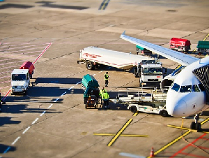 airport-1152251_640