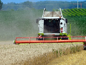 combine-harvester-6478500_640