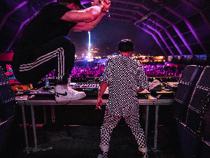 dj-6556011_1280