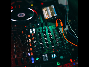 dj-7857071_1280