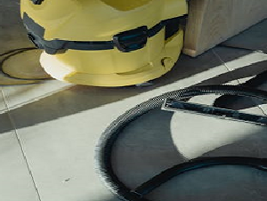 housekeeping_images-vaccum_cleaning3