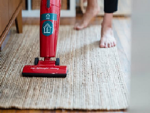 housekeeping_images-vaccum_cleaning4
