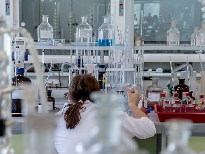 jarmoluk-chemist-2815640_12801