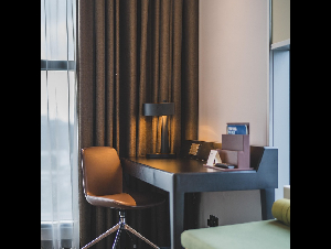 table-6877999_1280