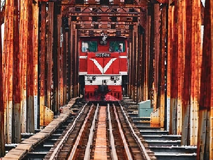 train-8853636_640